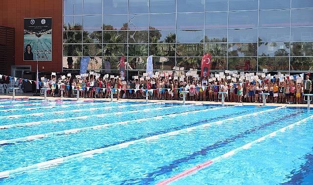 750 Öğrenci Aydın Büyükşehir Belediyesi’nden yüzme sertifikalarını aldı