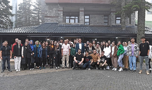 Başkan Dündar Uludağ’da öğrencilerle kampa katıldı