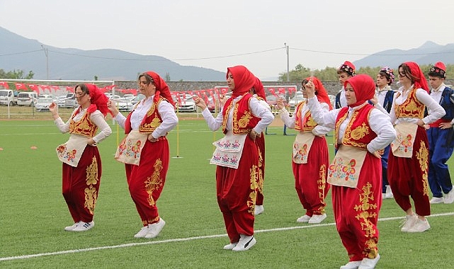 19 Mayıs Atatürk’ü Anma Gençlik ve Spor Bayramı sebebiyle İznik İlçe Stadyumunda kutlama töreni gerçekleştirildi